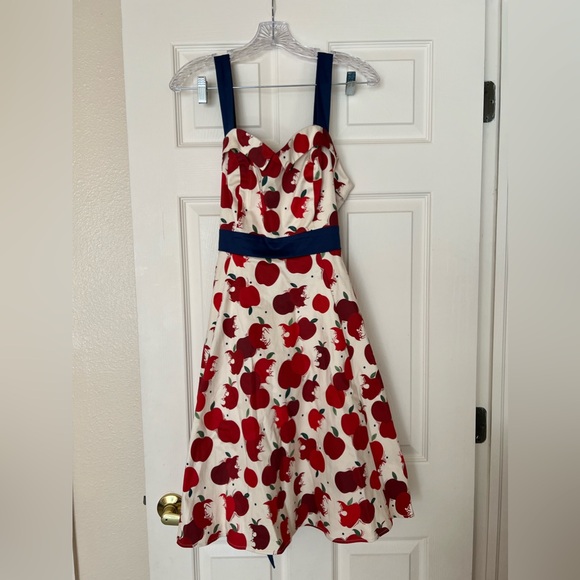 Disney Dress Shop Snow White Evil Queen Poison Bit Apple Dress - Picture 2 of 6